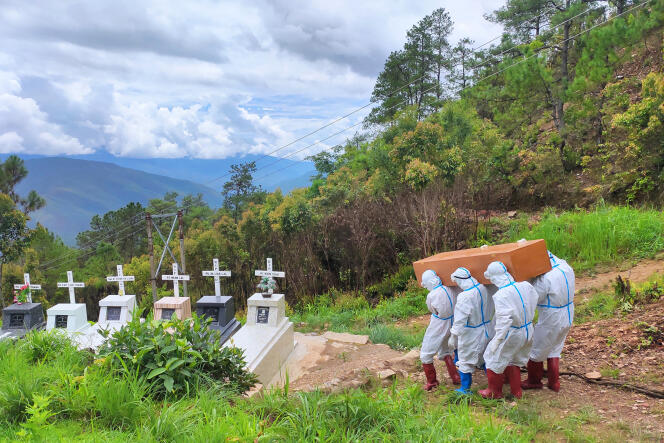 Enterrement dans un cimetière de Birmanie, le 21 juin 2021.