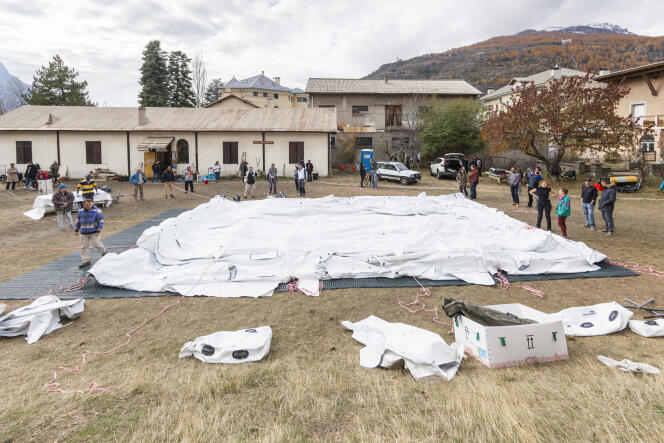 La tente offerte par Médecins sans frontières, à la demande des « solidaires » de Briançon, installée devant l’église Sainte-Catherine, à Briançon (Hautes-Alpes), le 13 novembre 2021.