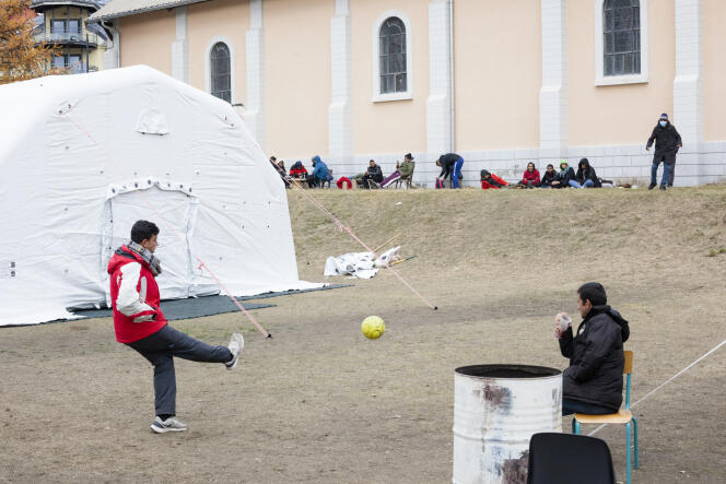 La tente érigée par Médecins sans frontières, habituellement réservée aux victimes de catastrophes naturelles, à Briançon (Hautes-Alpes), le 13 novembre 2021.