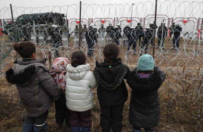 Des enfants migrants font face à des gardes-frontières polonais, le 17 novembre 2021.