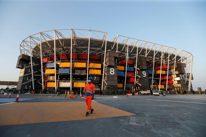 Un ouvrier marche devant le Stade 974, l’un des huit stades climatisés qui accueillera la Coupe du monde au Qatar, à Doha, le 17 novembre 2021.