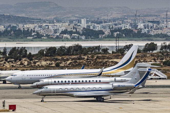 Du premier plan à l’arrière-plan : un jet Gulfstream G650, un Bombardier Global 7500 de VistaJet et un Boeing 737 de Mid East Jet, sur le tarmac de l’aéroport international de Larnaca, à Chypre, le 28 mai 2021.