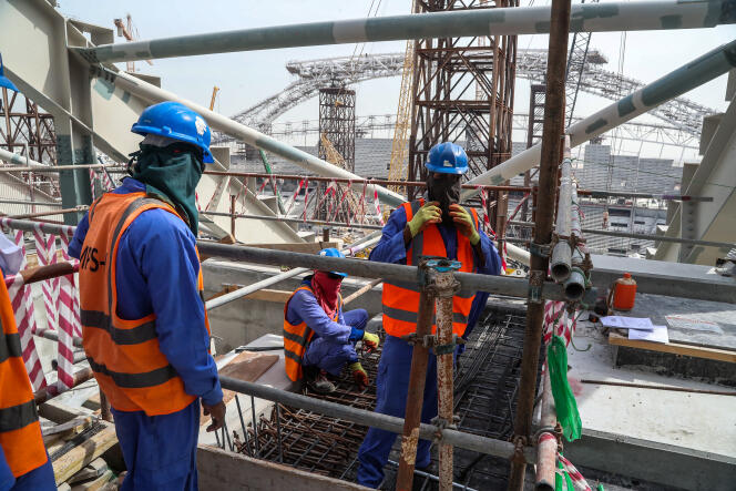 Des travailleurs, en février 2018, lors de la construction du stade Al-Wakrah.