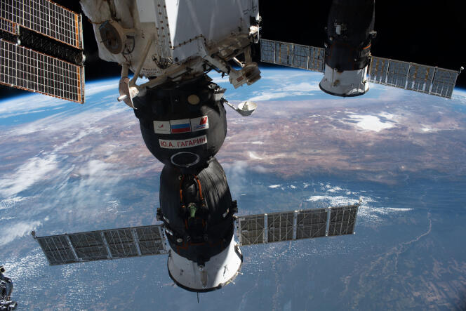Le navire d’équipage Soyouz MS-18 et le cargo ISS Progress 77 amarrés à la Station internationale, le 3 mai 2021.