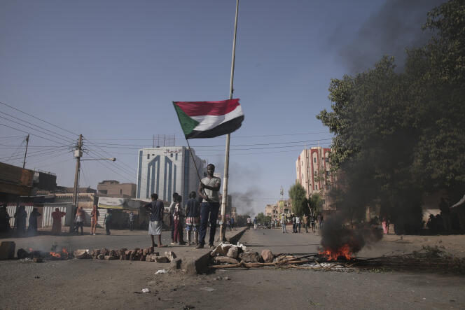 Des manifestants antiputsch dans les rues de Khartoum (Soudan), le 17 novembre 2021, journée de mobilisation la plus meutrière avec au moins quinze manifestants tués.
