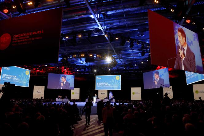 David Lisnard prononce un discours devant le congrès de l’Association des maires de France (AMF), à Paris, le 16 novembre 2021.