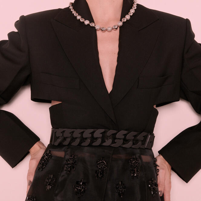 Veste en laine et soie brodée, 3 490 €, collier Chito Ball, en métal argenté, 690 €, et ceinture en chaîne et cuir, 990 €, Givenchy. givenchy.com