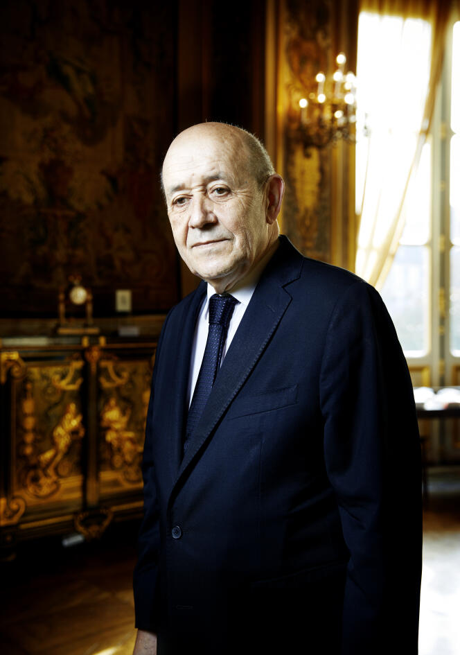 Jean-Yves Le Drian, dans son bureau du ministère des affaires étrangères, à Paris, en novembre.