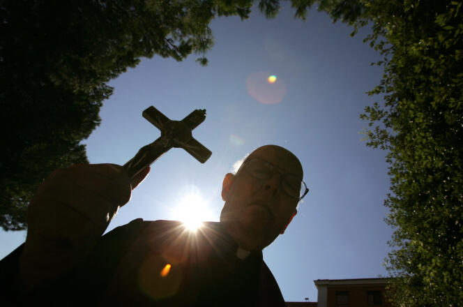 Don Gabriele Amorth, exorciste du diocèse de Rome et président d’honneur de l’Association des exorcistes, à Rome, en octobre 2005.