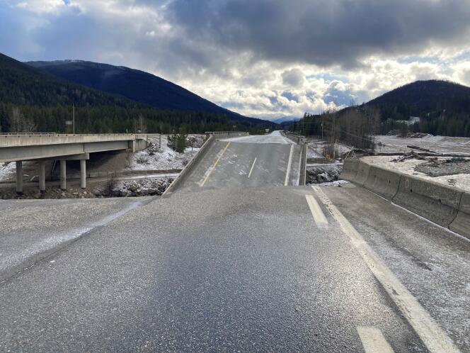 Une partie de l’autoroute numéro 5 s’est effondré après des glissements de terrain près du parc canadien de Coldwater River, en Colombie-Britannique, le 16 novembre 2021