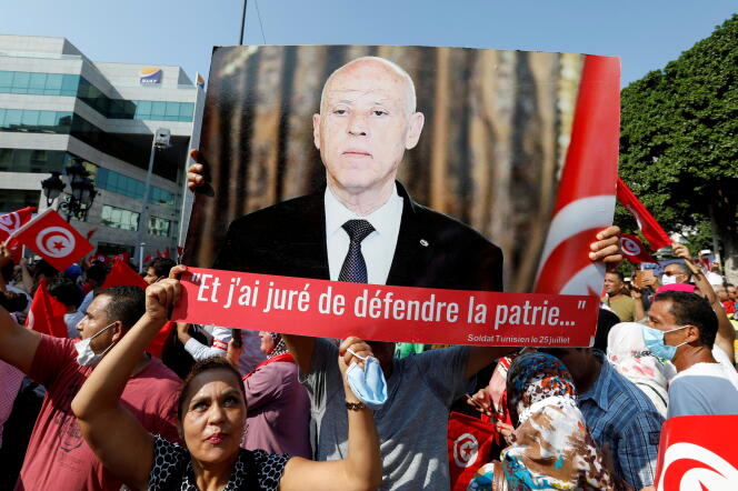 Des partisans du chef de l’Etat brandissent un portrait de Kaïs Saïed, à Tunis, le 3 octobre 2021.