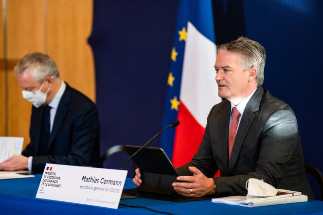 Le ministre de l’économie, Bruno Le Maire (à gauche), et le secrétaire général de l’OCDE, Mathias Cormann, à Paris, le 18 novembre 2021.