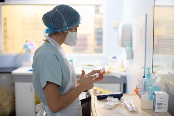 A nurse prepares the administration of an antibiotic treatment at the Bichat Hospital, in Paris, on November 10, 2020.