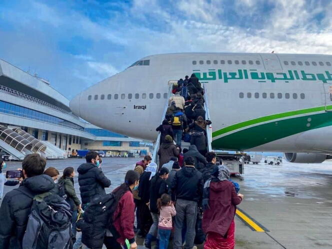 Des Irakiens embarquent à Minsk dans un avion à destination de Bagdad, jeudi 18 novembre 2021.