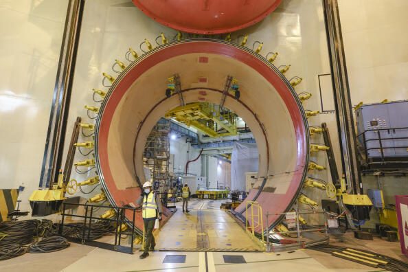Le TAM (Tampon d'accès du matériel) est le point d'entrée du matériel qui compose le réacteur nucléaire EPR. Reportage à la centrale EDF de Flamanville, décembre 2020. Jeremy Suyker / item