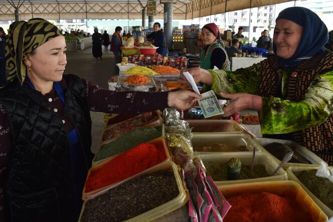 Vente d’épices pour le plov, plat servant de référence pour l’indice des prix en Ouzbékistan. Le 19 octobre 2021, sur le bazar de Termez.