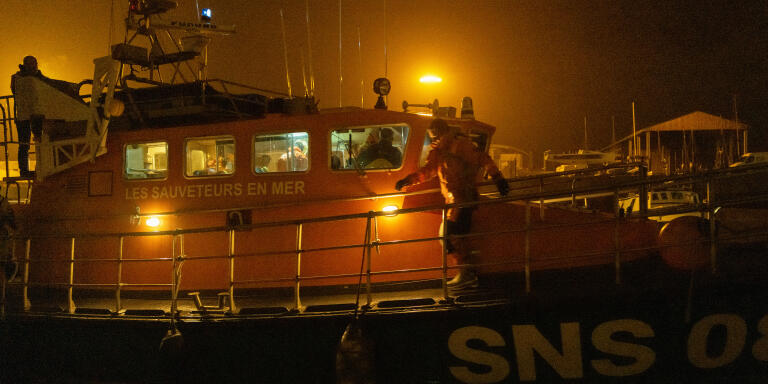 Dunkerque, le 16 novembre 2021. L'équipe de la SNSM basée à Dunkerque part en mer afin de porter secours à des migrants.