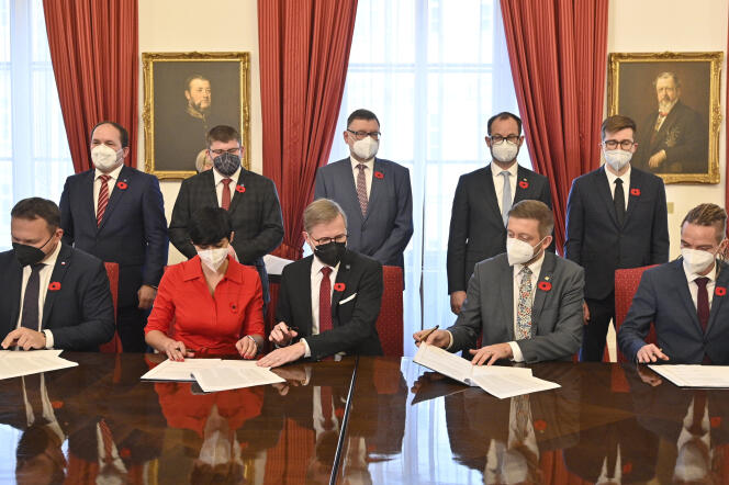 Les partenaires de la coalition tchèque signent un accord de gouvernement à la Chambre des députés, à Prague, le 8 novembre 2021.
