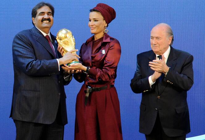 Sepp Blatter et Tamim Ben Hamad Al Thani, l'émir du Qatar, le 2 décembre 2010.