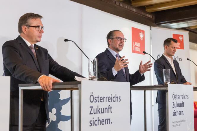 Kanclerz Austrii Alexander Schallenberg w towarzystwie gubernatora Tyrolu Guentera Blattera i ministra zdrowia Wolfganga Moeksteina na konferencji prasowej w Pertisau 19 listopada 2021 r.