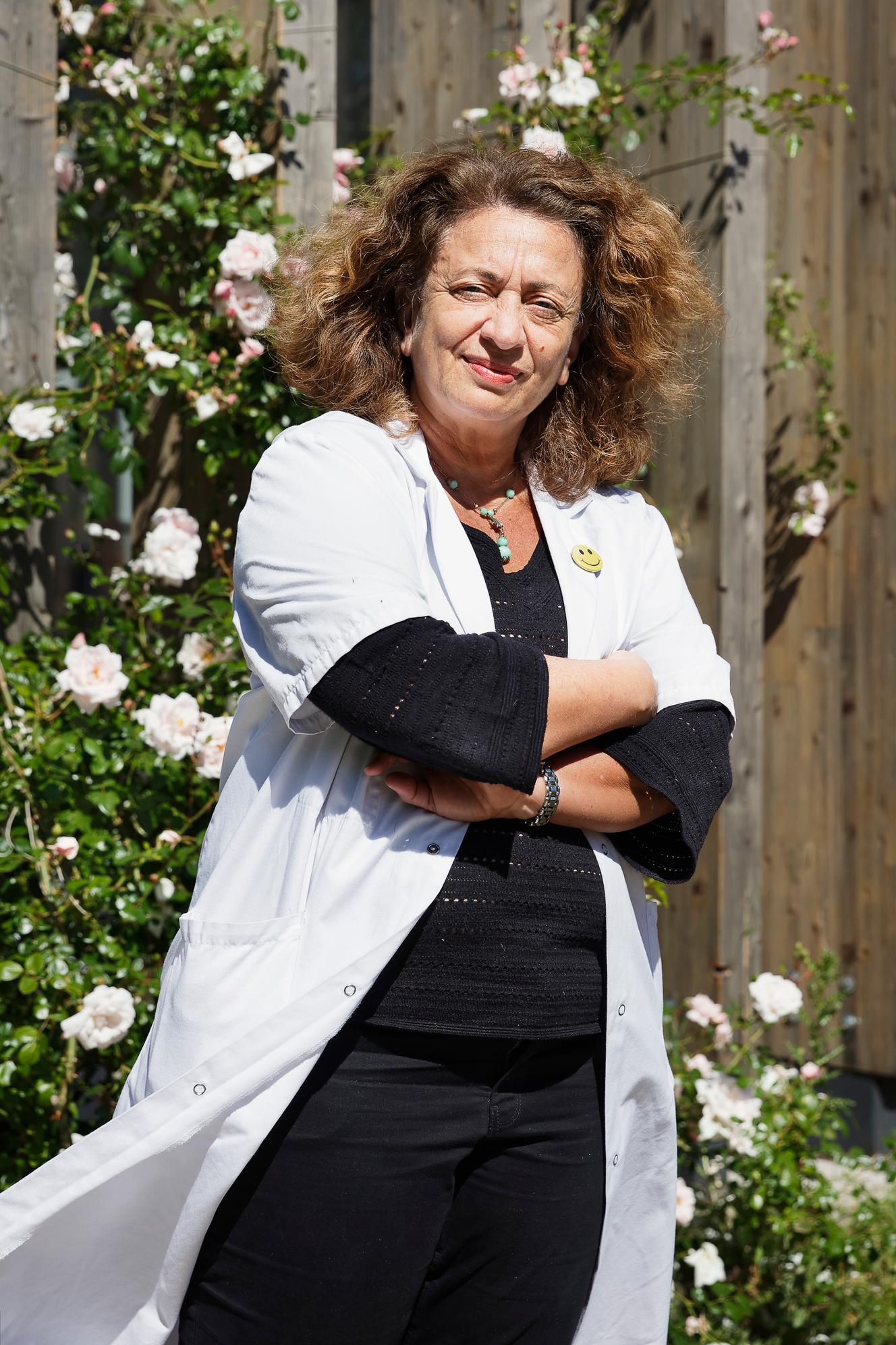 La docteure Ghada Hatem, gynécologue, médecin-cheffe de la Maison des Femmes à Saint-Denis (93), alerte depuis le début de la crise sanitaire sur la nécessité d'assouplir provisoirement l'accès à l'IVG chirurgicale de 12 à 14 semaines de grossesse pour les femmes qui n'ont pu en bénéficier du fait du confinement. A Saint-Denis le 19 mai 2020.