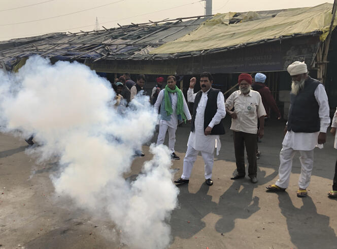 Les agriculteurs allument des pétards pour célébrer l’annonce de l’abrogation des lois agricoles contre lesquelles ils protestaient, à Ghazipur, dans la banlieue de New Delhi, en Inde, le 19 novembre 2021.