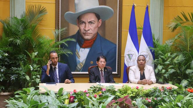 La conférence de presse du ministre des affaires étrangères nicaraguayen, Denis Moncada (au centre), pour annoncer que son pays a entamé le processus de sortie de l’OEA, à Managua, le 19 novembre 2021.