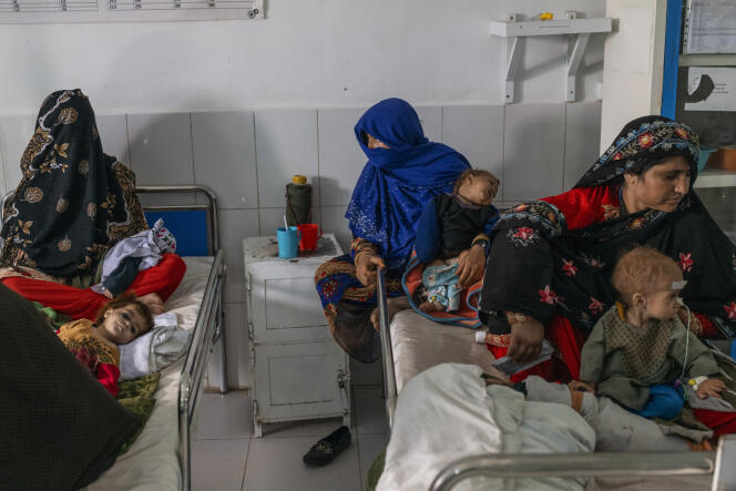Des enfants souffrant de malnutrition dans l’unité de nutrition thérapeutique de l’hôpital MSF de Lashkar Gah (Afghanistan), le 7 novembre 2021.