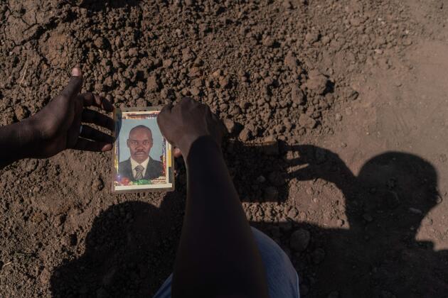Ismail Taj al-Sir tient la photo de son frère Louay, tué lors d’une manifestation à Bahri le 17 novembre 2021.