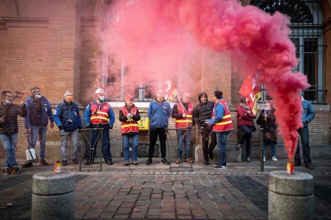 Des employés en grève de la Société aveyronnaise de métallurgie  manifestent devant le tribunal de commerce de Toulouse, le 19 novembre 2021.