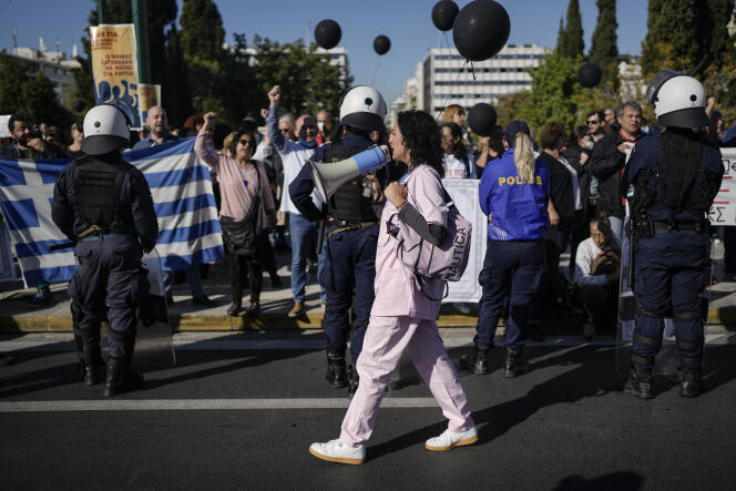 Une manifestation des personnels de santé s’opposant à la vaccination obligatoire contre le Covid-19, devant le Parlement grec, dans le centre d’Athènes, le 3 novembre 2021.