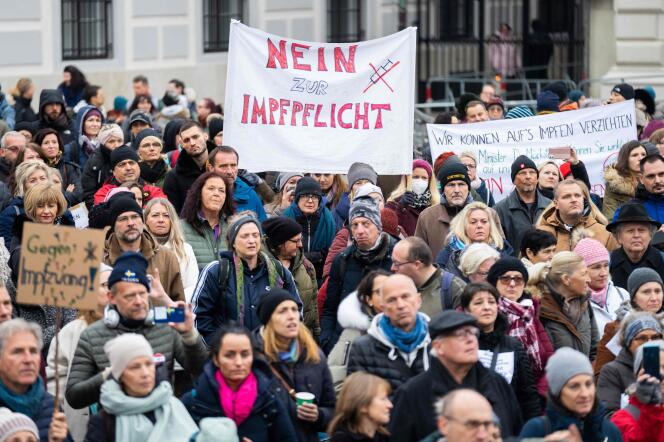 Une pancarte sur laquelle on peut lire « Non à la vaccination obligatoire » brandie lors d’une manifestation, à Vienne, le 14 novembre 2021.