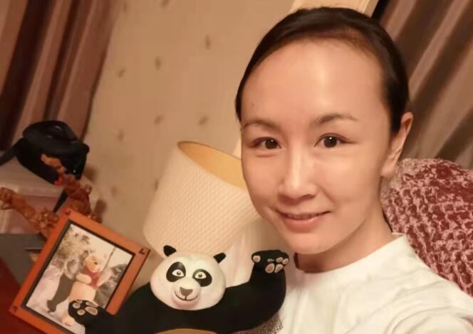 Une photographie de Peng Shuai montrant la joueuse à son domicile a été publiée par un journaliste affilié à l’Etat chinois qui assure que le cliché est récent.