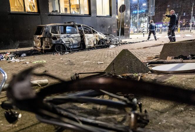 Des émeutes violentes, en marge de manifestations contre les restrictions imposées dans le cadre de la lutte contre le Covid-19, ont fait d’importants dégâts dans plusieurs villes des Pays-Bas, ici à Rotterdam, le 20 novembre 2021.