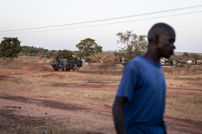 L’entrée du site où est stationné le convoi de véhicules blindés français à Kaya, capitale de la région Centre-Nord du Burkina Faso, après que des manifestants se sont opposés au passage du convoi en transit vers le Niger pour rejoindre Gao au Mali, le 20 novembre 2021.