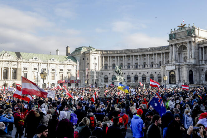 Des milliers de personnes protestent contre la vaccination obligatoire et le confinement décrété par le gouvernement conservateur autrichien, à Vienne, samedi 20 novembre 2021.