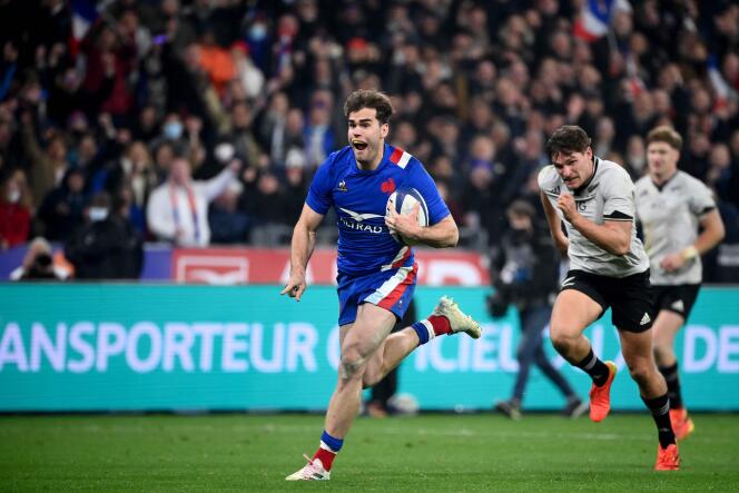 Against the All Blacks (in white), Damian Penaud scored the fourth French try, at the Stade de France, in Saint-Denis, on November 20, 2021.