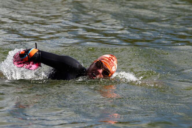 Le nageur paralympique Théo Curin traverse à la nage le lac Titicaca, près de la ligne finale, en direction des îles flottantes Uros (Pérou), le 20 novembre 2021.