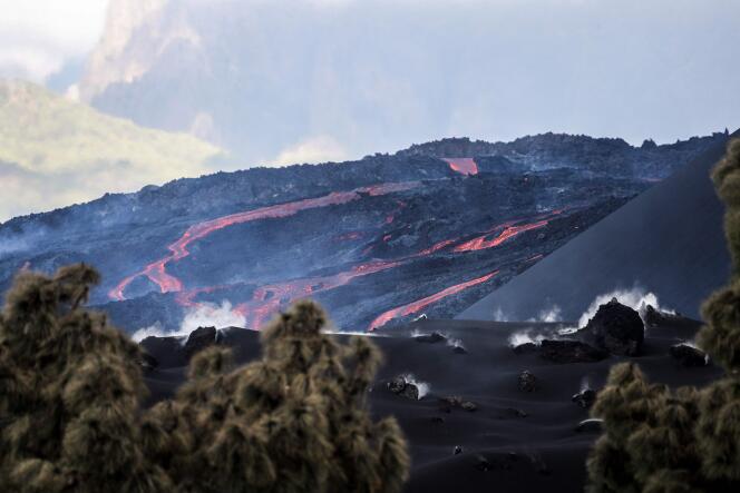 La coulée de lave à Las Manchas, à la suite de l’éruption du volcan Cumbre Vieja sur l’île canarienne de La Palma, le 19 novembre 2021.