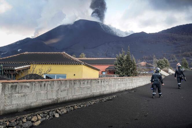 Des membres de l’Unité militaire d’urgence espagnole (UME) surveillent les émissions de gaz dans une zone couverte de cendres de Las Manchas, à la suite de l’éruption du volcan Cumbre Vieja sur l’île canarienne de La Palma, le 19 novembre 2021.