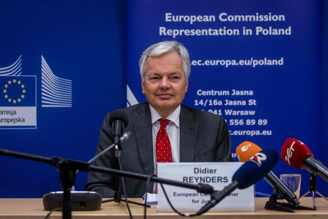 Didier Reinders, unijny komisarz ds. sprawiedliwości, podczas konferencji prasowej 19 listopada 2021 r. w siedzibie delegacji Komisji Europejskiej w Warszawie.