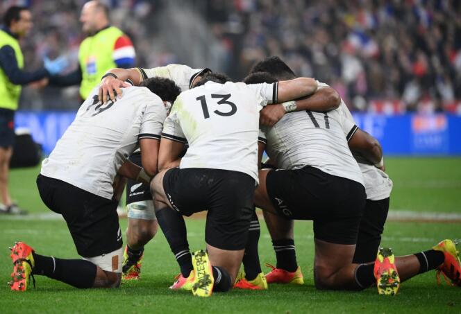 Piłkarze Nowej Zelandii zebrali się ponownie po przegranej z Francją XV 20 listopada 2021 roku na Stade de France.