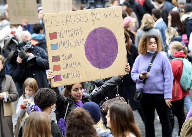 Une manifestante tient une pancarte lors d’une manifestation organisée par « NousToutes » contre les violences sexistes et sexuelles, à Lille, le 21 novembre 2021.