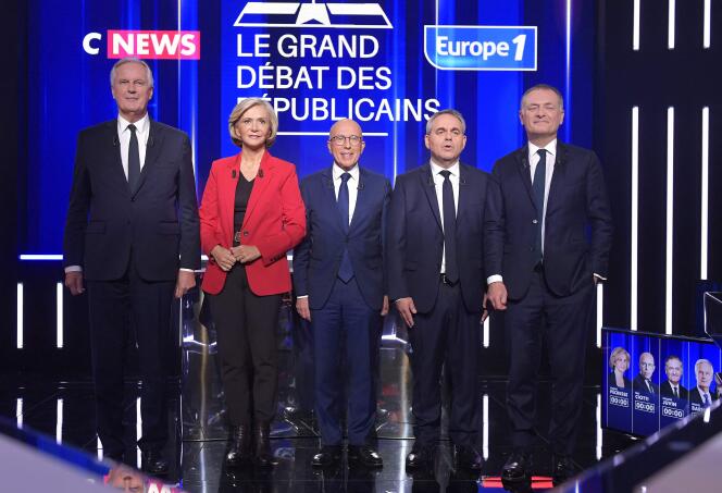 De gauche à droite, Michel Barnier, Valérie Pécresse, Eric Ciotti, Xavier Bertrand et Philippe Juvin. Les cinq candidats à l’investiture du parti Les Republicains (LR), lors du troisième débat, à Paris, le 21 novembre 2021.
