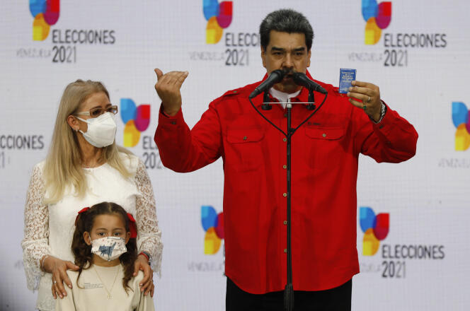 Le président venezuelien, Nicolas Maduro, accompagné de sa femme, Cilia Flores, et de sa petite fille, à Caracas, le 21 novembre 2021.