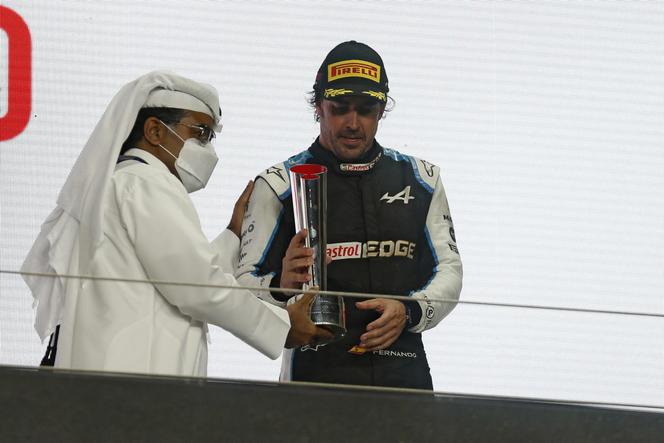 Fernando Alonso auf dem Podium des Grand Prix von Katar am 21. November 2021 in Doha.