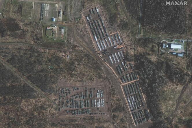 Un important déploiement de forces terrestres russes à la limite nord de la ville de Yelnya (Russie), vu par satellite, le 1er novembre 2021.