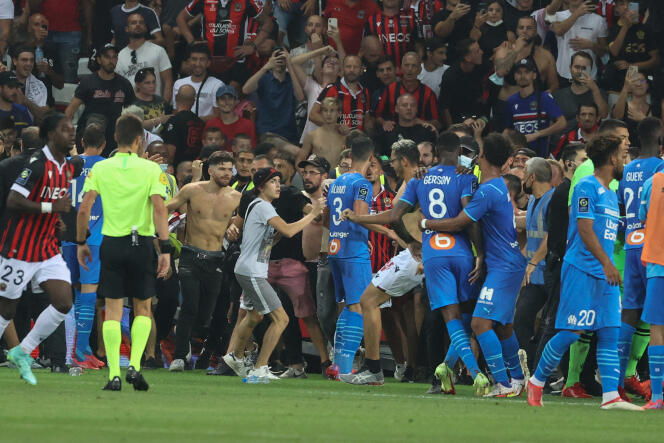 La rencontre Nice-Marseille, le 22 août, avait été interrompue après un jet de bouteille dans le dos du joueur marseillais Dimitri Payet et un envahissement du terrain.