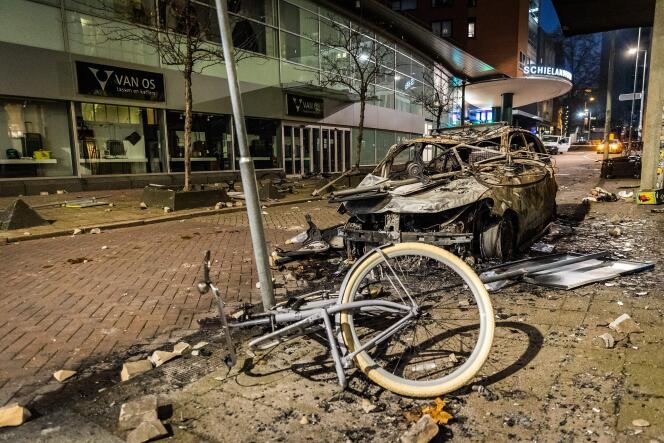 Une voiture incendiée après une manifestation contre les restrictions anti-Covid, à Rotterdam, le 20 novembre 2021.