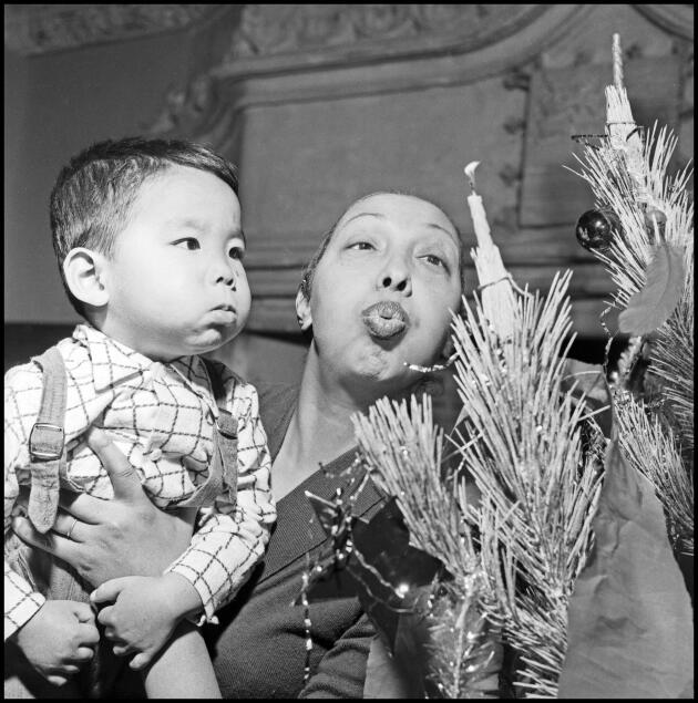 Joséphine Baker avec l’un de ses enfants adoptifs, au château des Milandes (Dordogne), en décembre 1956.